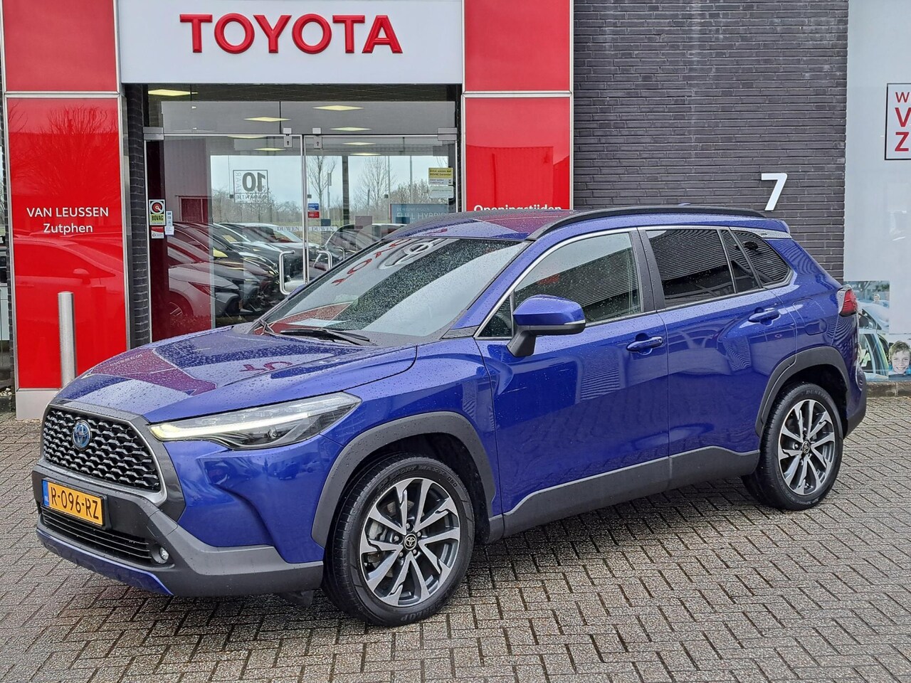 Toyota Corolla Cross - 2.0 HYBRID 184PK FIRST-EDITION BLIND-SPOT EL-ACHTERKLEP LM-VELGEN KEYLESS PARK-SENSOREN ST - AutoWereld.nl