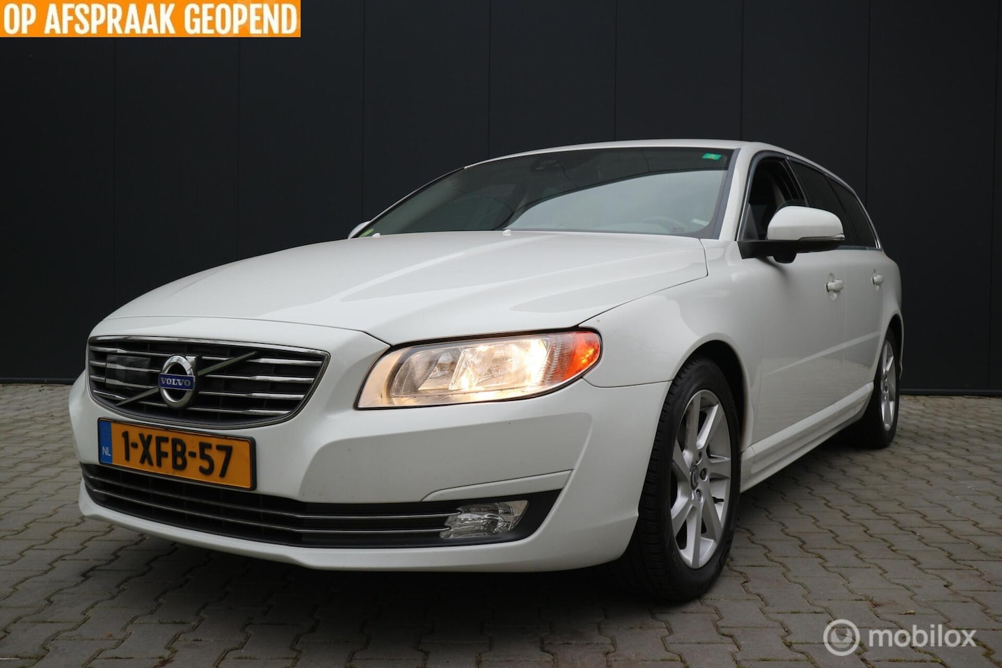 Volvo V70 - 1.6 D2 Momentum AUTOMAAT/LEDER/NAVIGATIE/TREKHAAK - AutoWereld.nl