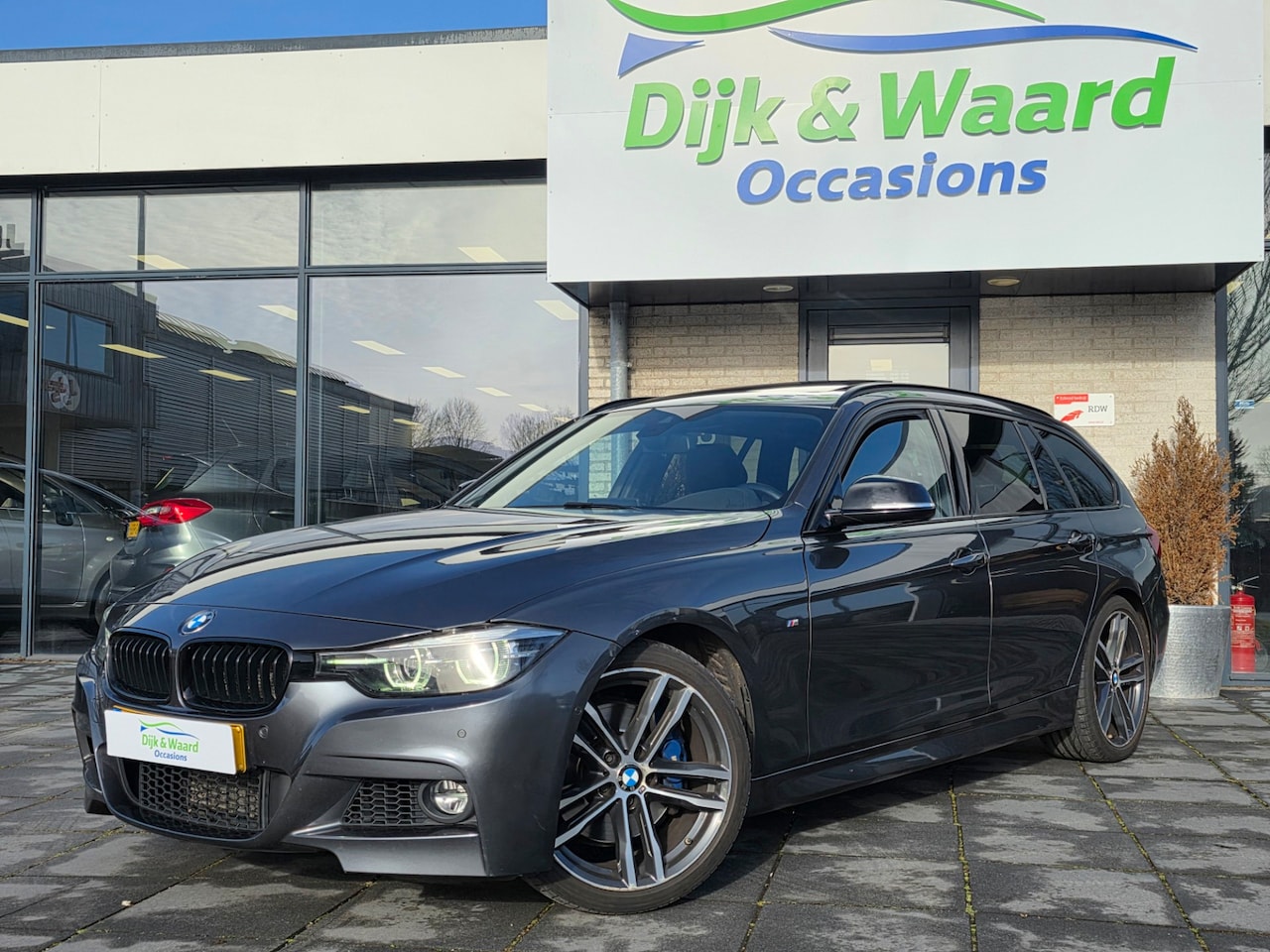 BMW 3-serie - 318i M-Sport Corporate Lease Automaat – Pano – HUD – Leder – Camera – NAP – - AutoWereld.nl