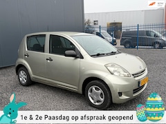 Daihatsu Sirion 2 - 1.0-12V Trend NWE APK5DEURSKOOPJE