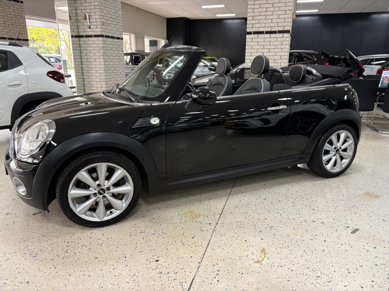 MINI Cabrio - 1.6 PEPPER Leder Apple Android PDC ECC Airco Cruise Windscherm - AutoWereld.nl