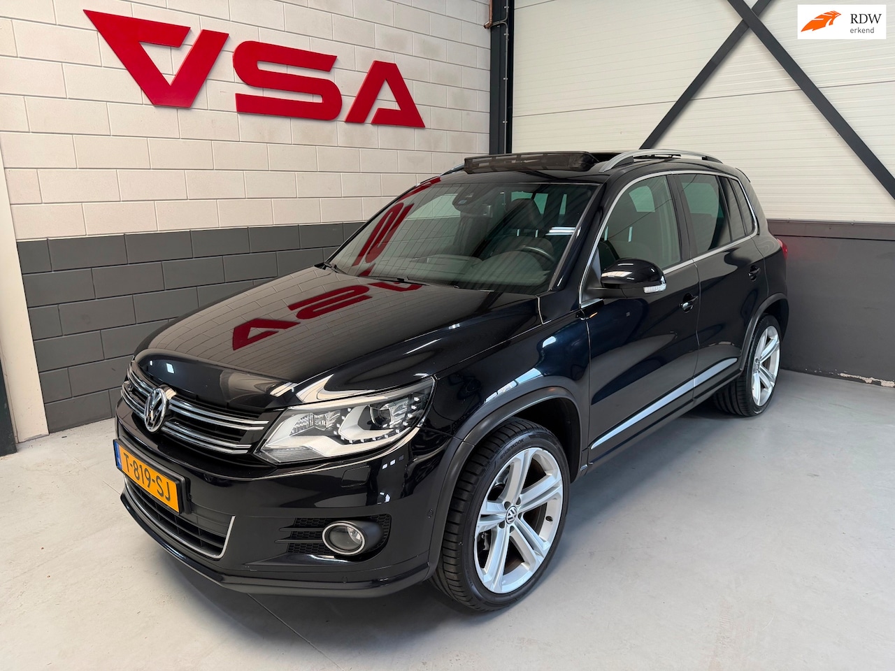 Volkswagen Tiguan - 1.4 TSI Sport&Style R-line Edition|Panorama|Trekhaak|Key-less|360 camera|Cruise|stoelvw|ze - AutoWereld.nl