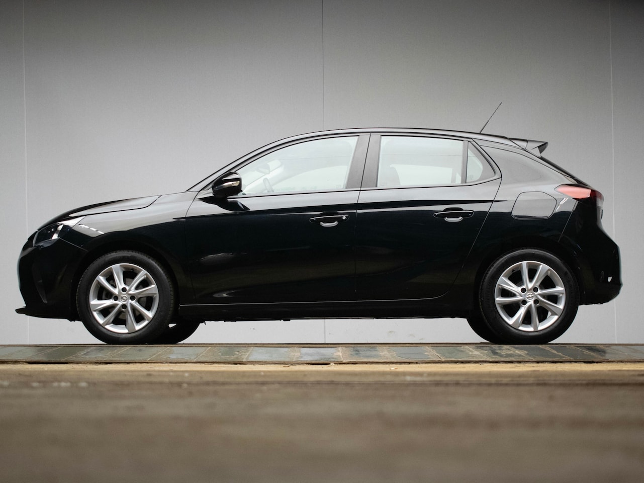 Opel Corsa - 1.2 Edition Sport (APPLE CARPLAY,NAVI,PDC,CRUISE,ELEKTRISCHE RAMEN,LED,SPORTSTOELEN,LM VEL - AutoWereld.nl