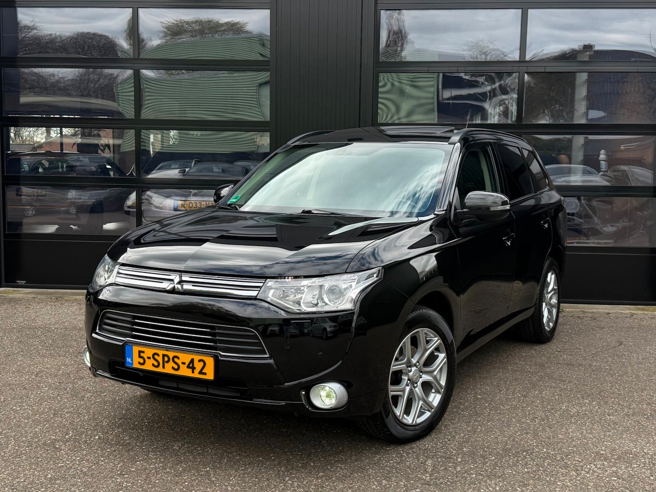 Mitsubishi Outlander - 2.0 PHEV Instyle Navi Pano Leder Camera - AutoWereld.nl