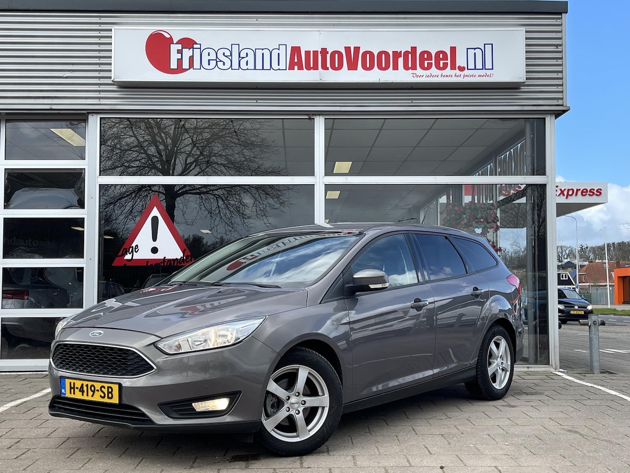 Ford Focus Wagon - 1.0 Trend Edition /Cruise/clima/Navi/Trekhaak/Stoel en stuurwiel verw./APK 04-2027/ - AutoWereld.nl