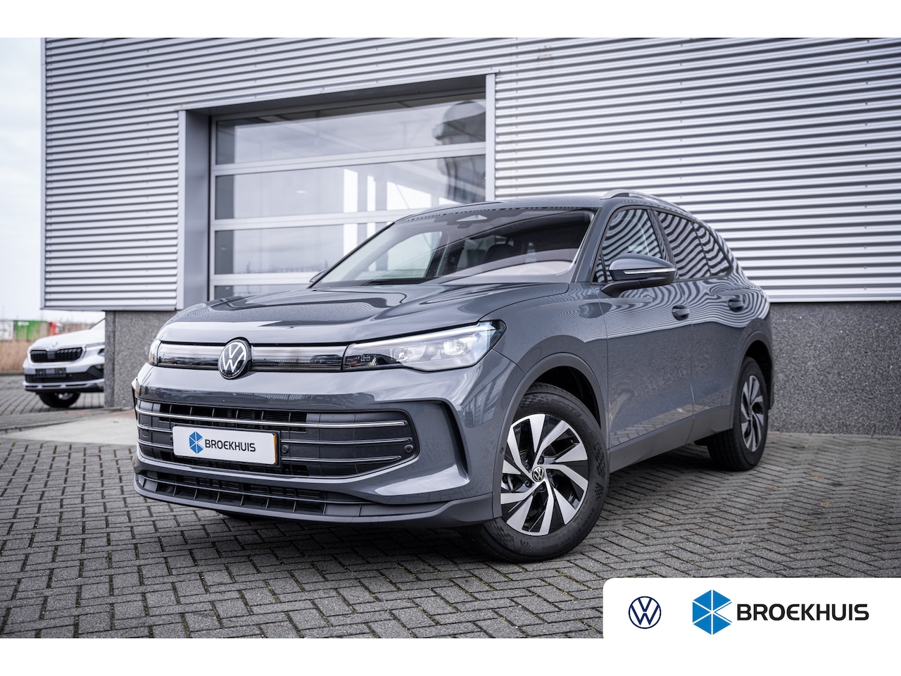 Volkswagen Tiguan - 1.5 eTSI 150PK DSG Life | Achteruitrijcamera | Dodehoekdetectie met correctie | Trekhaak e - AutoWereld.nl