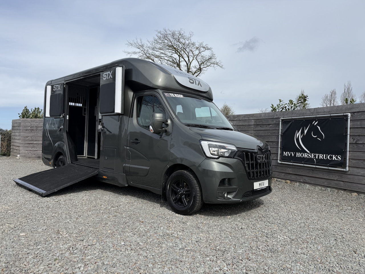 Renault Master - PAARDENWAGEN | HORSETRUCK | STX | STALLION 5XL | 2023 | 69.500KM | DUB CAB | HENGST | VERL - AutoWereld.nl