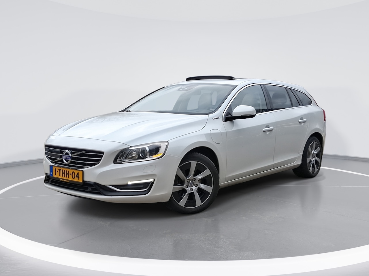 Volvo V60 - 2.4 D6 AWD Plug-In Hybrid Summum SCHUIFDAK|NW HV ACCU + AIRCOPOMP| 18613 / 4857 VEILING+OP - AutoWereld.nl
