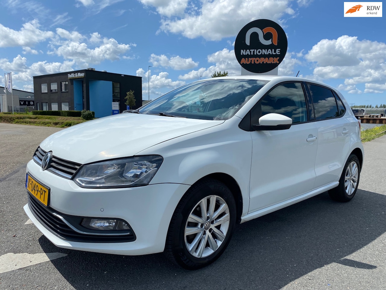 Volkswagen Polo - 2016 * 1.4 TDI Comfortline AUTOMAAT * NAV * AIRCO * PDC - AutoWereld.nl
