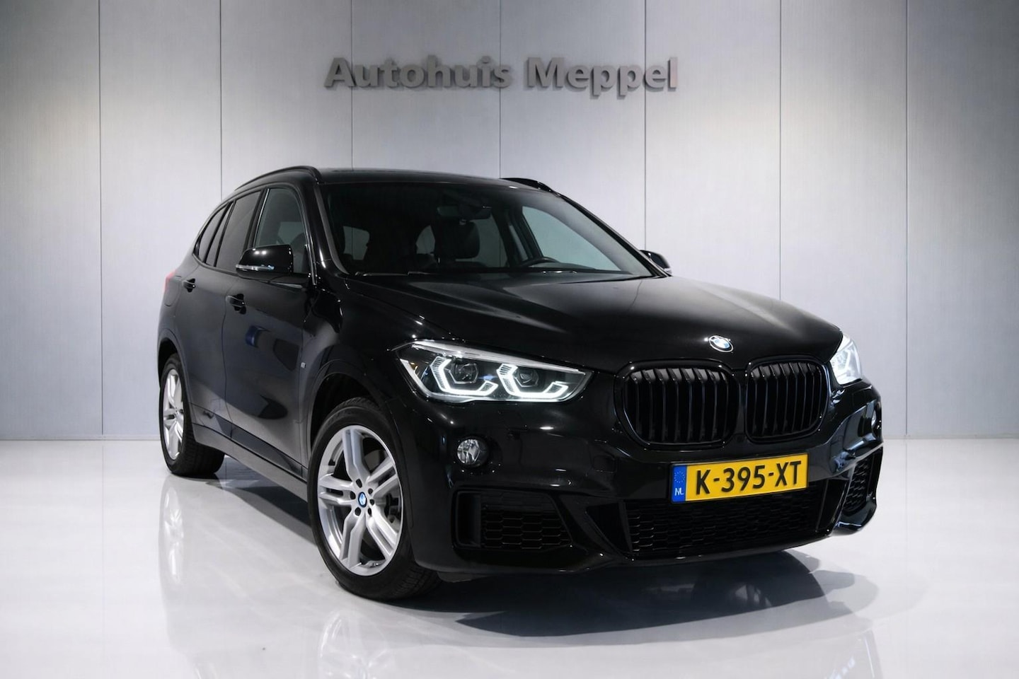 BMW X1 - xDrive20i M-Sport/// | LED | Panoramadak | PDC | Shadow line - AutoWereld.nl