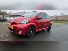 Toyota Aygo - 1.0-12V Aspiration Red Navigator. LEES VERDER