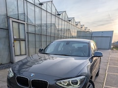 BMW 1-serie - 118i Business+ 118 118i Business+ Automaat / Leer / Cruise/ Airco / NAP / NAV / Lage KM
