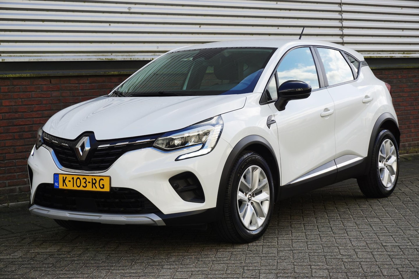 Renault Captur - 1.0 TCe 90 Camera+PDC/Metallic lak/Navigatie/ Michelinbanden, bijna nieuw! - AutoWereld.nl
