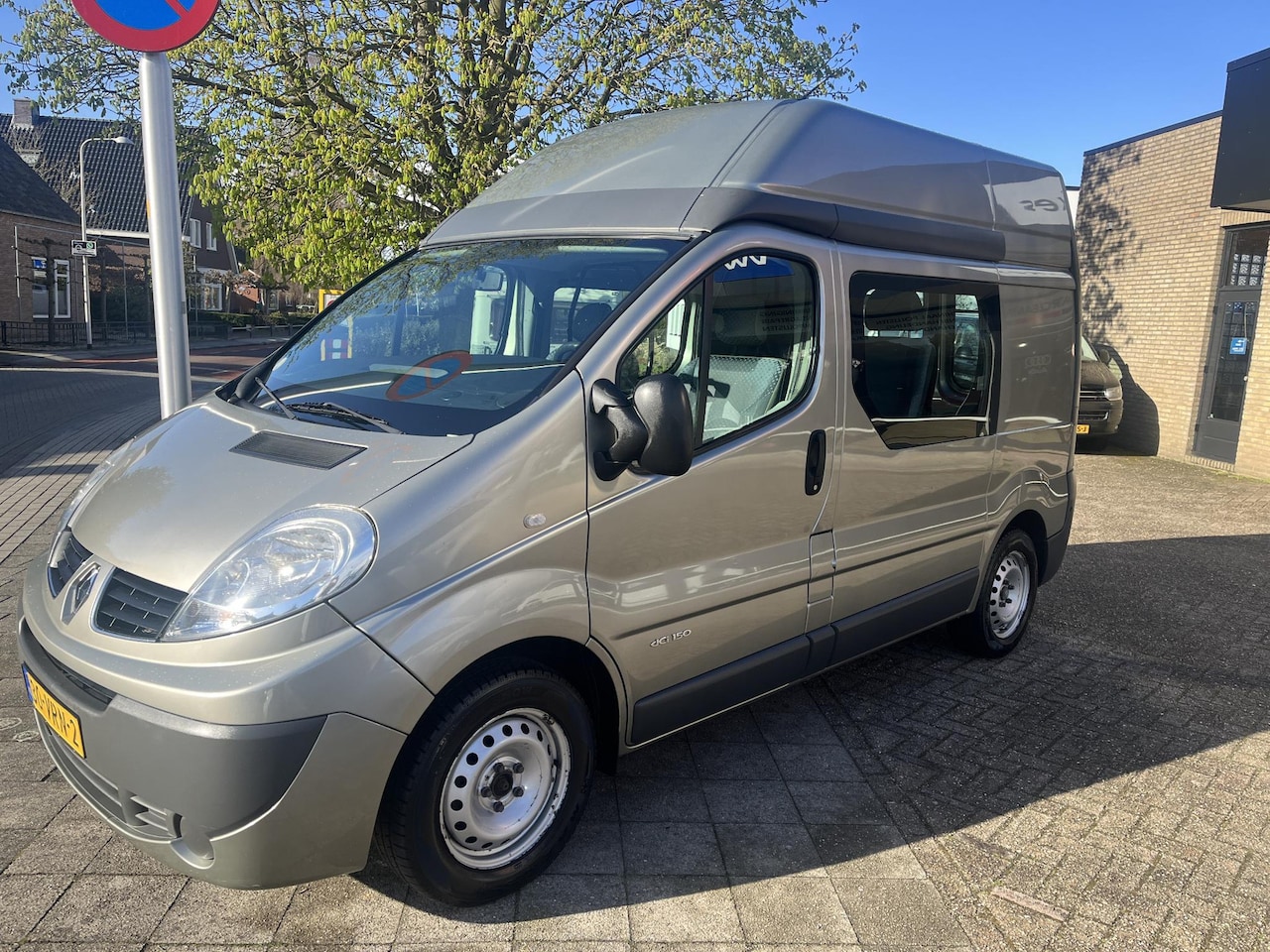 Renault Trafic - 2.5 dCi T29 L1H2 Mooie bus, ex-rolstoelbus, geschikt om camper van te maken, eerste eigena - AutoWereld.nl