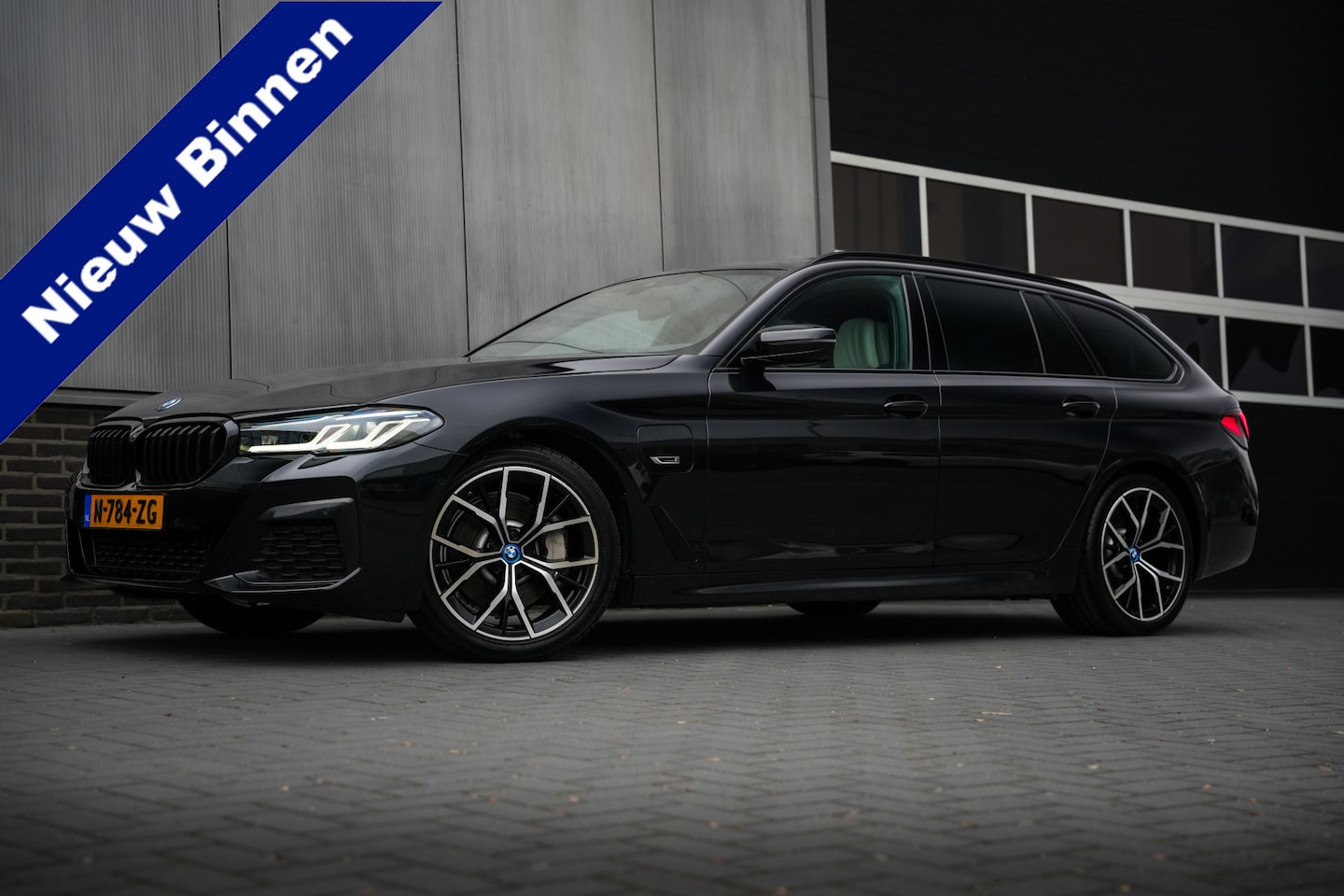 BMW 5-serie Touring - 530e 293 pk Business Edition Plus M-Sportpakket / NL-Auto/ Laser-Koplamp/ Pano-Dak/ 89%SOH - AutoWereld.nl