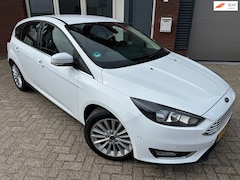 Ford Focus - 1.0 Titanium / Navi / PDC / Clima / 17 inch / Keyless