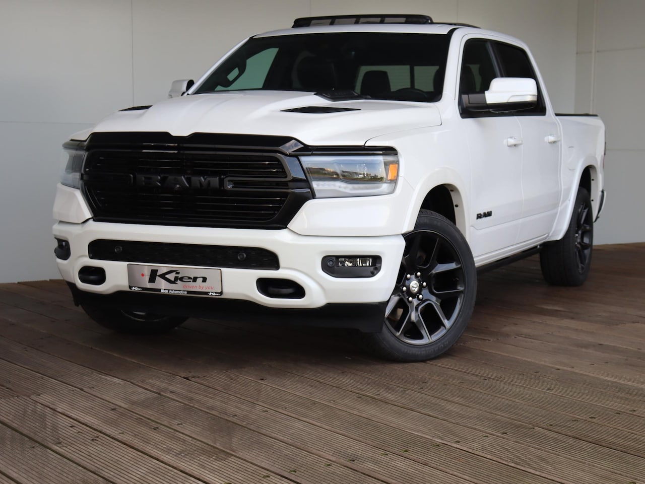 Dodge Ram 1500 - 5.7 V8 4x4 Crew Cab Laramie Night | Luchtvering | Elektrische side steps | - AutoWereld.nl