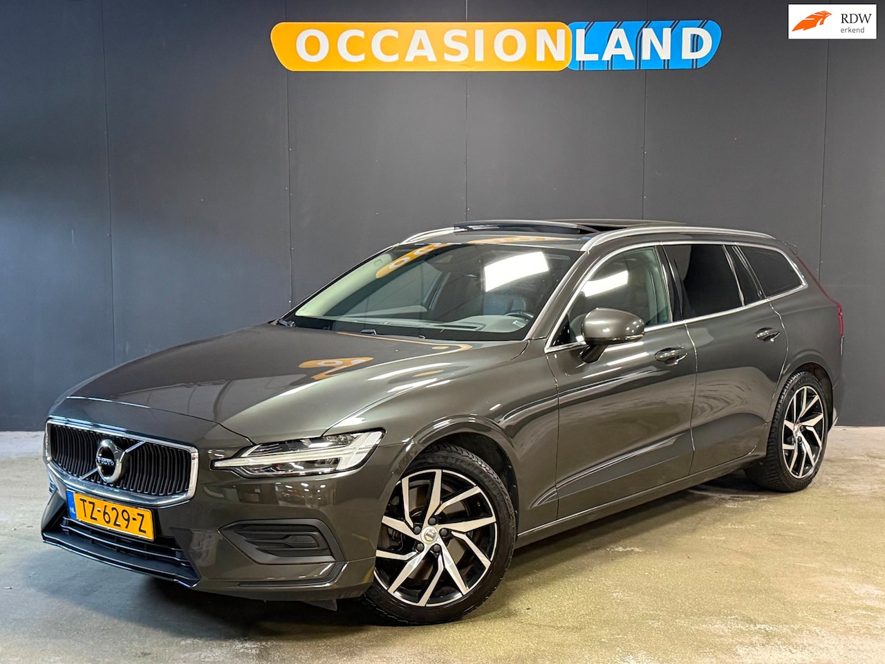 Volvo V60 - 2.0 T5 Momentum|PANO|DODEHOEK|CAMERA|HUD|TREKHAAK|LEDER|HARMAN|ACC|CARPLAY|STOELV|BLUETOOT - AutoWereld.nl