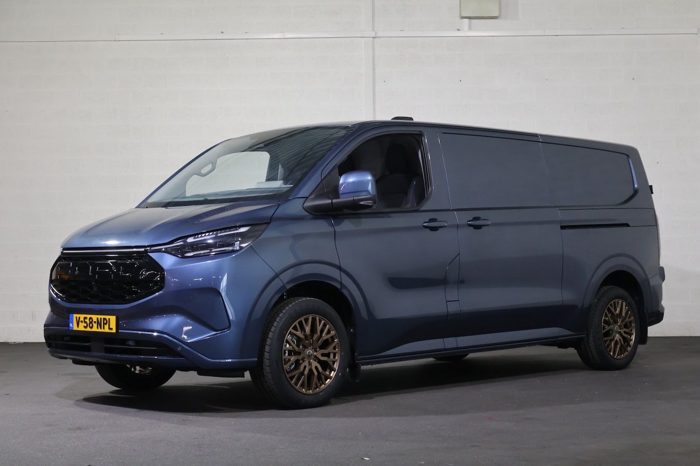 Ford Transit Custom - E-Transit 340 L2 H1 Limited 65 kWh 218pk 2x schuifdeur Led 360 Camera B&O - AutoWereld.nl