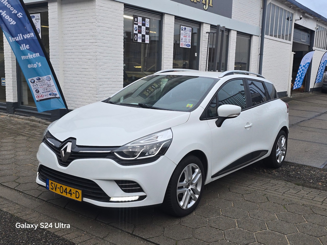 Renault Clio - 0.9 TCe Zen*2 ei*nap*apk*navi*zeer nette auto * airco*inruil mogelijk!!! - AutoWereld.nl