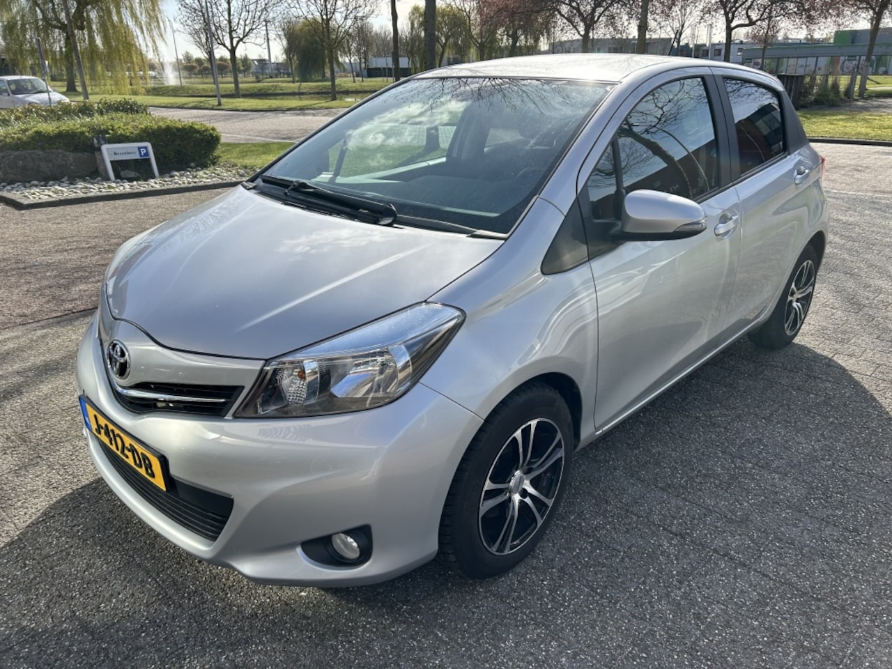 Toyota Yaris - 1.3 VVT-i Now Achteruit rij can NAVI BJ 2014 !!! - AutoWereld.nl