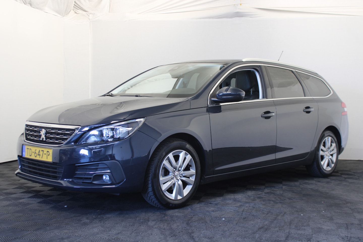Peugeot 308 SW - 1.2 PureTech Blue Lease Premium |Pano|Leder|Camera| - AutoWereld.nl