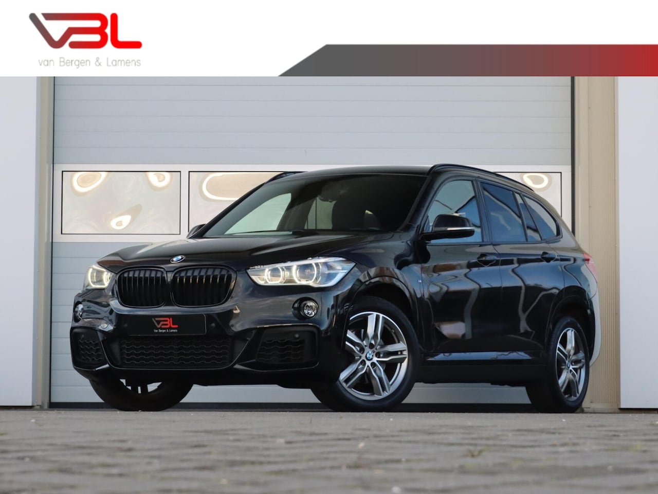 BMW X1 - sDrive18i High Executive M-sport | Shadowline - AutoWereld.nl