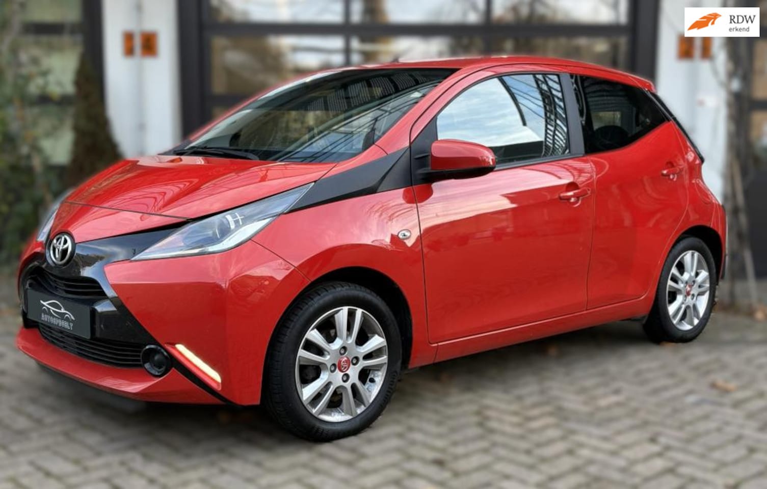 Toyota Aygo - 1.0 VVT-i x-play camera / nav i/ velgen - AutoWereld.nl