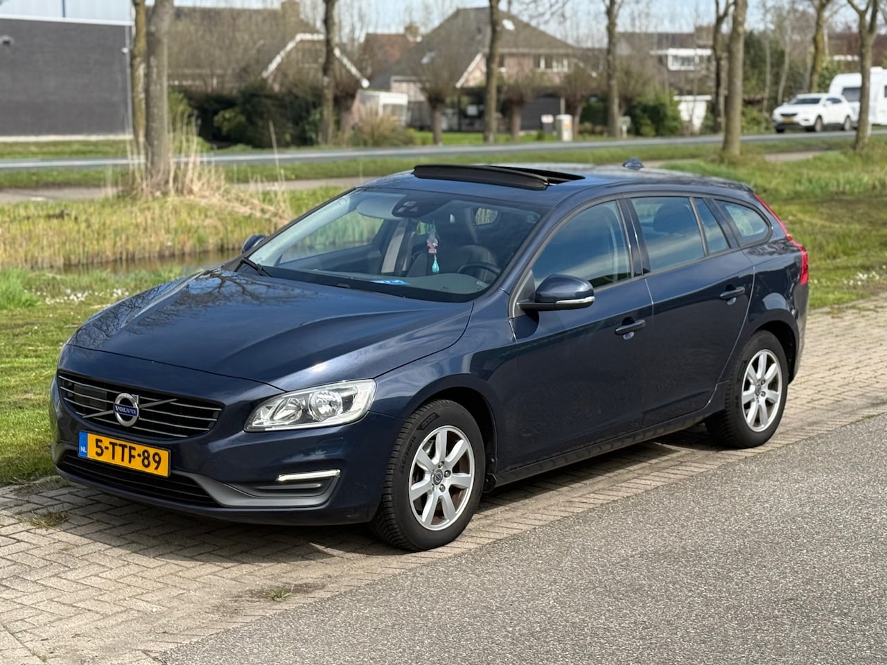 Volvo V60 - 1.6 D2 Kinetic / Pano / APK - AutoWereld.nl