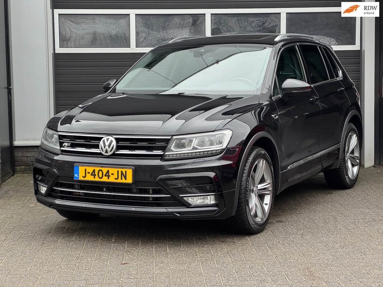 Volkswagen Tiguan - 2.0 TSI DSG 4Motion 2x R Line Xenon/Led, Pano, Keyless, Virtual, 360 Camera - AutoWereld.nl