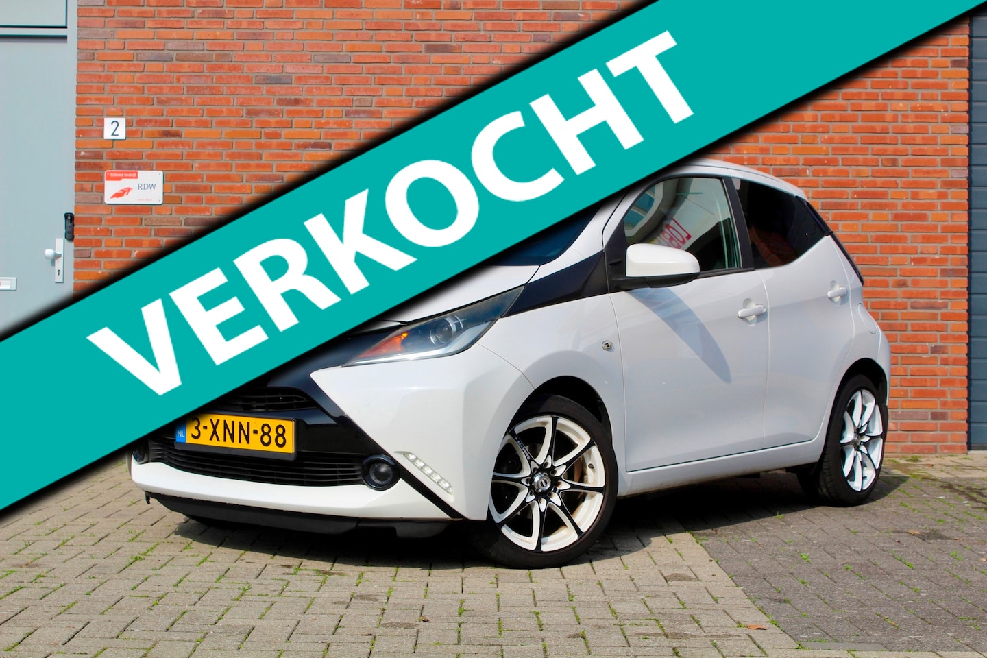 Toyota Aygo - 1.0 VVT-i x-play AIRCO CAMERA CRUISE 2e EIGENAAR - AutoWereld.nl