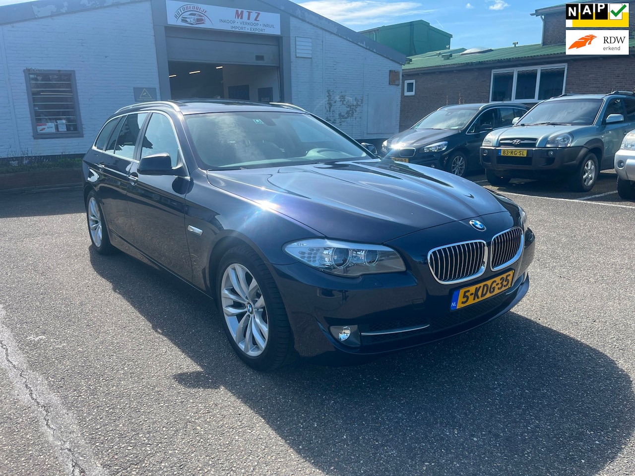 BMW 5-serie Touring - 520i High Executive | PANO | MEM. Stoelen | Stoel Verwarming. - AutoWereld.nl