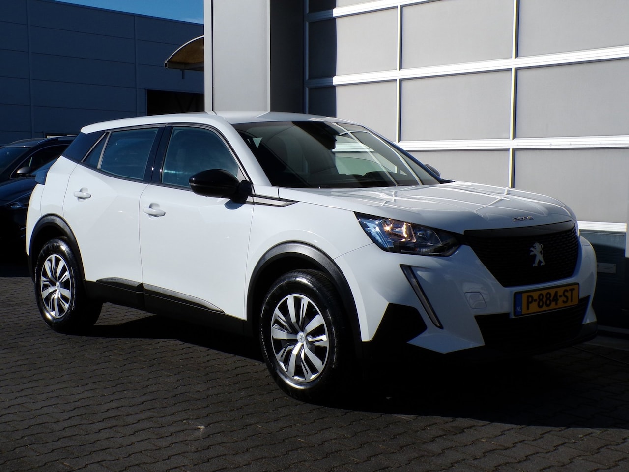 Peugeot 2008 - 1.2 PureTech 100 Active Navi/Carplay/PDC/Trekhaak!! - AutoWereld.nl