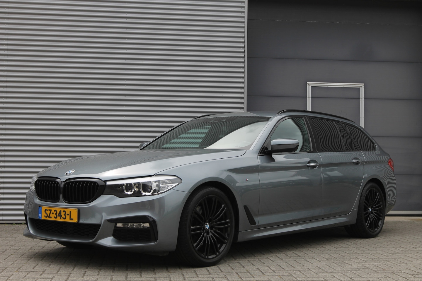 BMW 5-serie Touring - 520d High Executive Aut. I M-Pakket I Navi I Camera - AutoWereld.nl