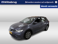 Volkswagen Polo - 1.0 TSI Life Executive Navigatie / PDC / Extra getint glas / Airco / App-connect / Apple c