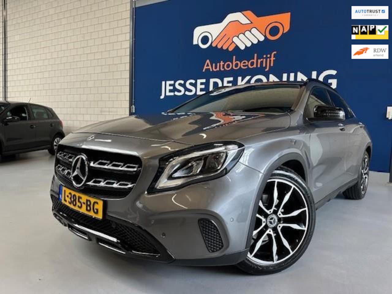 Mercedes-Benz GLA-Klasse - 200 Premium Plus Automaat/ bj.2018/ kleur : grijs/ navigatie/sportvelgen/NAP met 113439 km - AutoWereld.nl