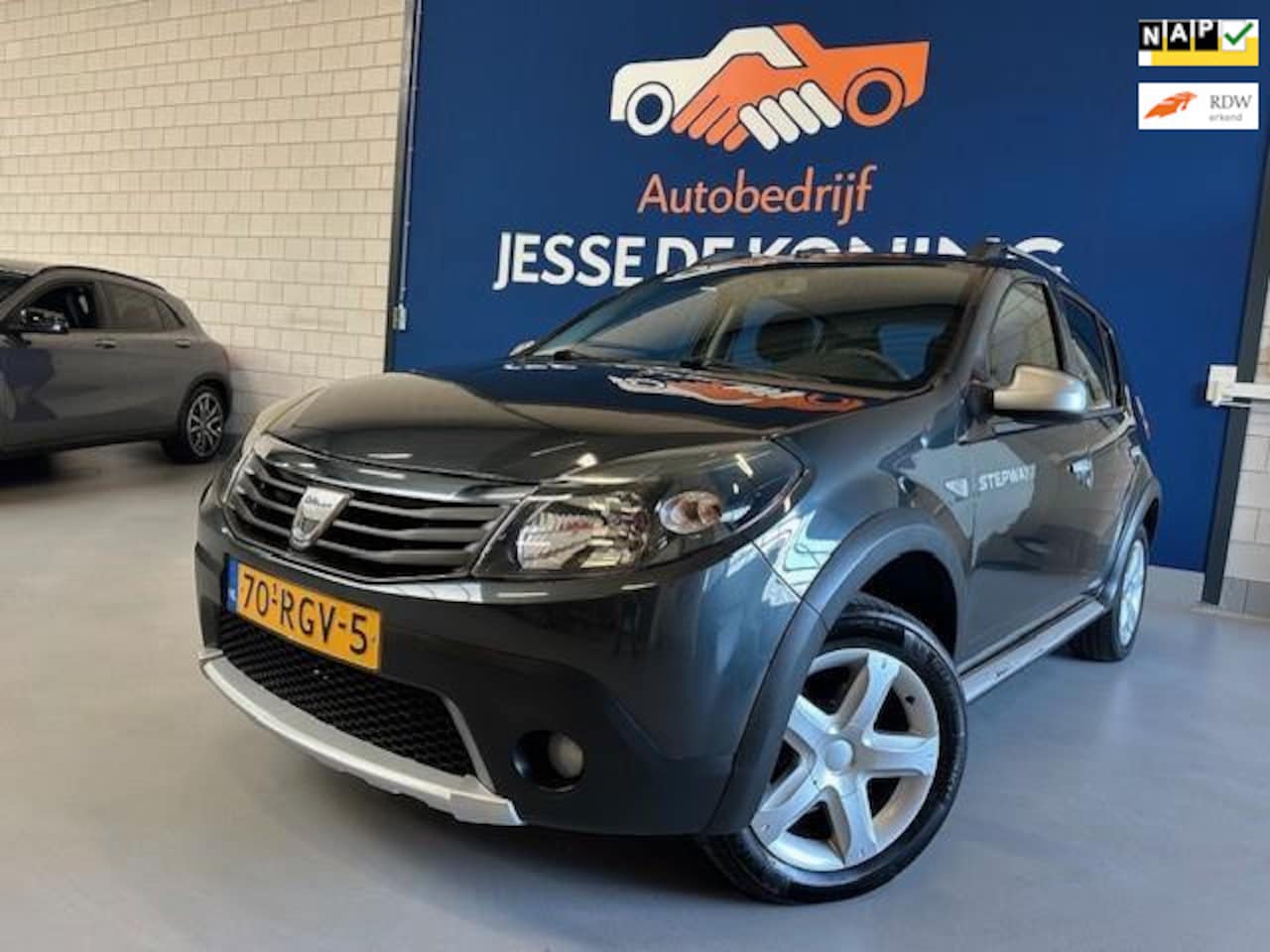 Dacia Sandero Stepway - 1.6 / bj.2011 / kleur: grijs / airco / trekhaak / 5 deurs / Hoge Instap / APK 01/2027 / NA - AutoWereld.nl
