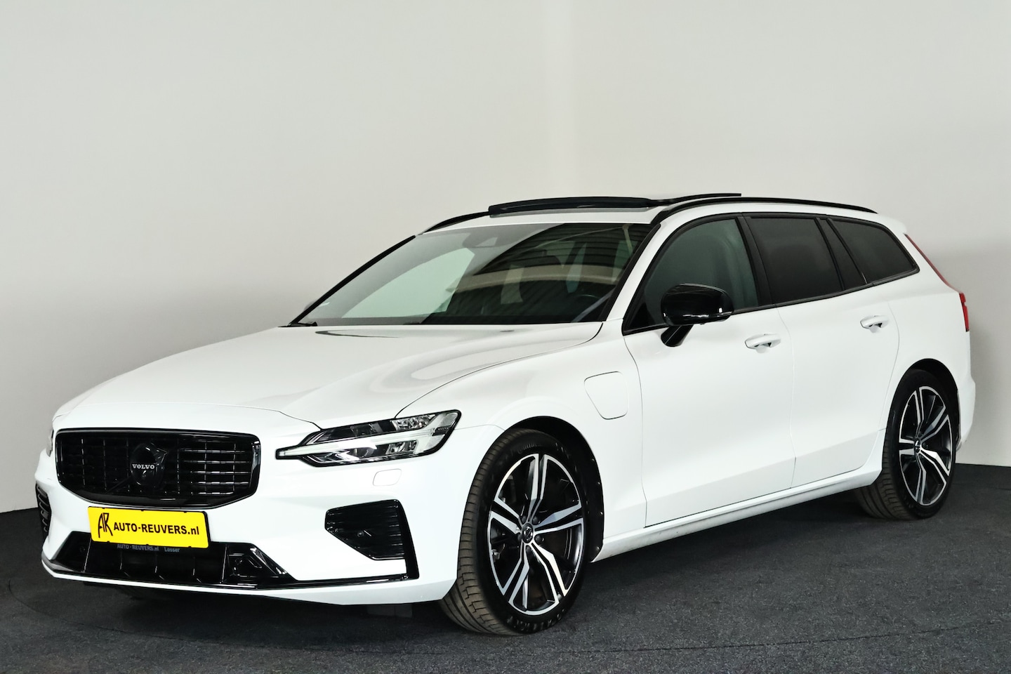 Volvo V60 - 2.0 T8 Recharge AWD R-Design / Panoramadak / Leder / Carplay / HK / Head-up / Navi - AutoWereld.nl