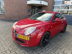 Alfa Romeo MiTo - 1.4 Distinctive / bj.2009 / kleur: rood / airco / sportvelgen / APK tot 11/2026 / NAP met