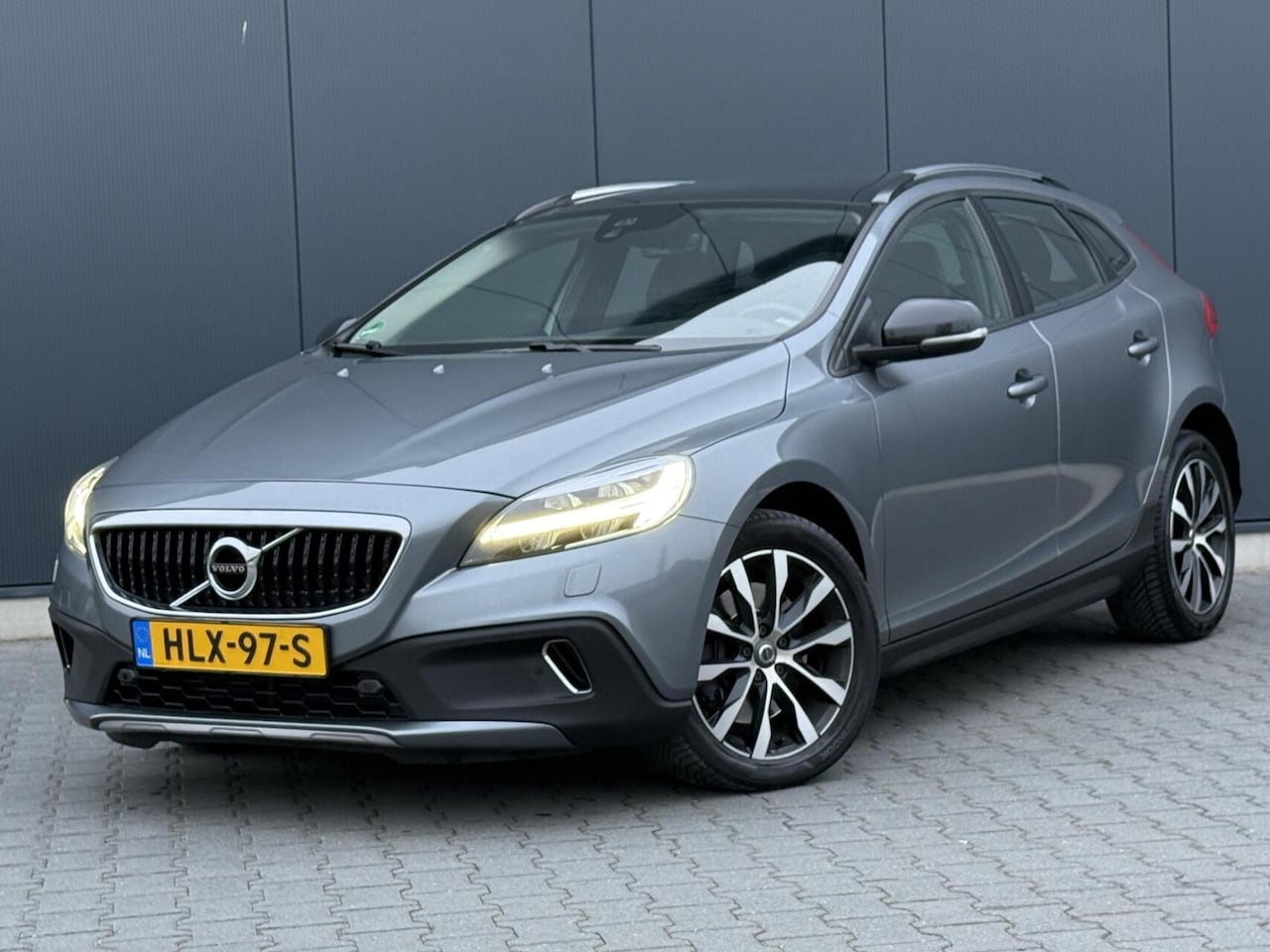 Volvo V40 Cross Country - 2.0 D2 Nordic+ Full Led - Pano - Leder - Automaat - Keurig Onderhouden - AutoWereld.nl