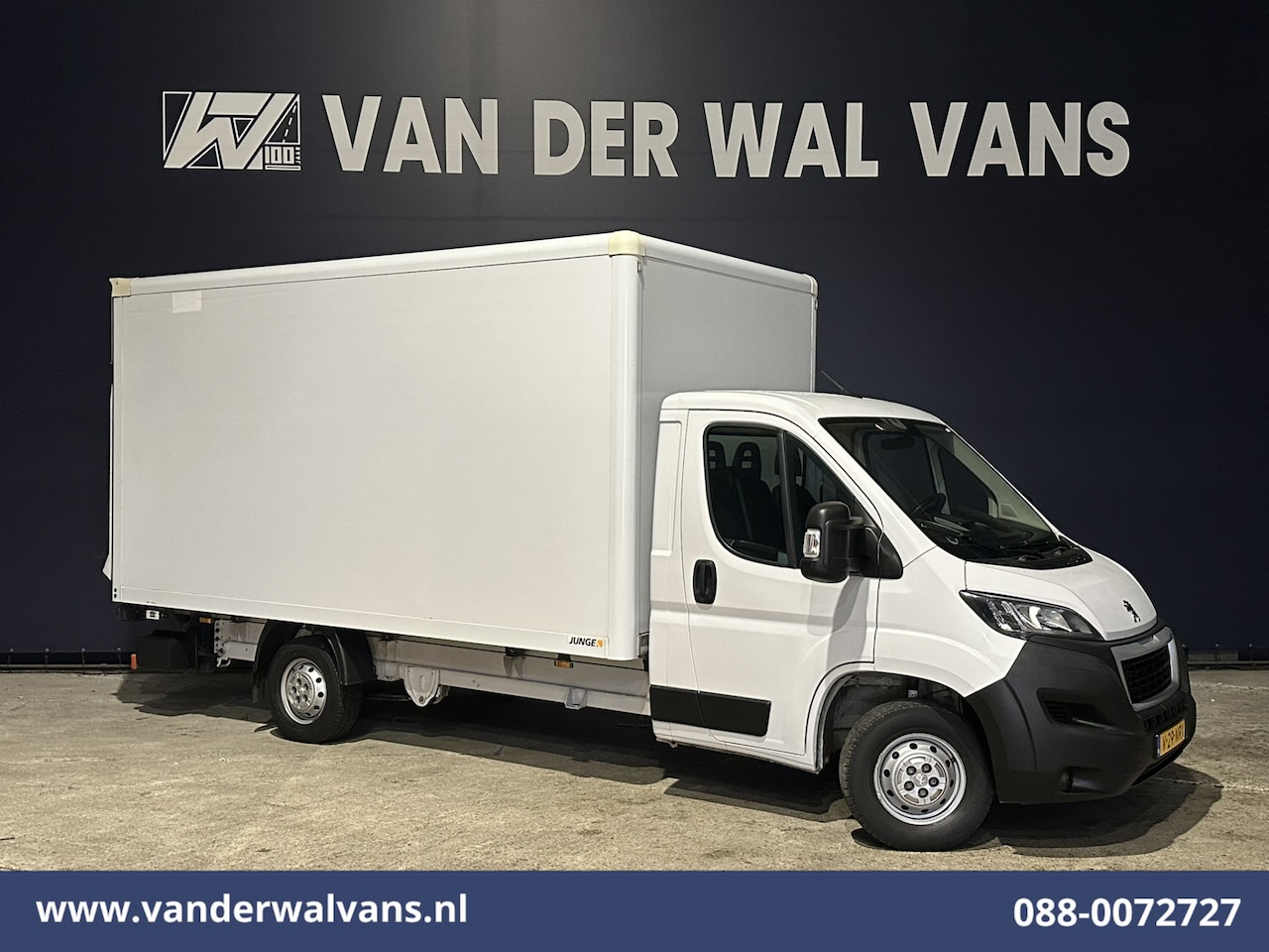 Peugeot Boxer - 2.2 BlueHDi 141pk Bakwagen 435cm Lang Laadklep Euro6 Airco | 1055kg laadvermogen | Cruisec - AutoWereld.nl