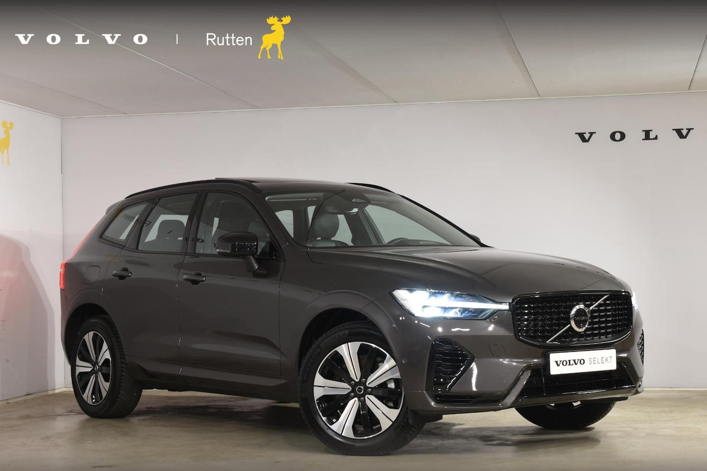 Volvo XC60 - T6 350PK Automaat Plug-in Hybrid AWD Plus Dark / Navigatie / 360 Camera / Adaptieve Cruise - AutoWereld.nl