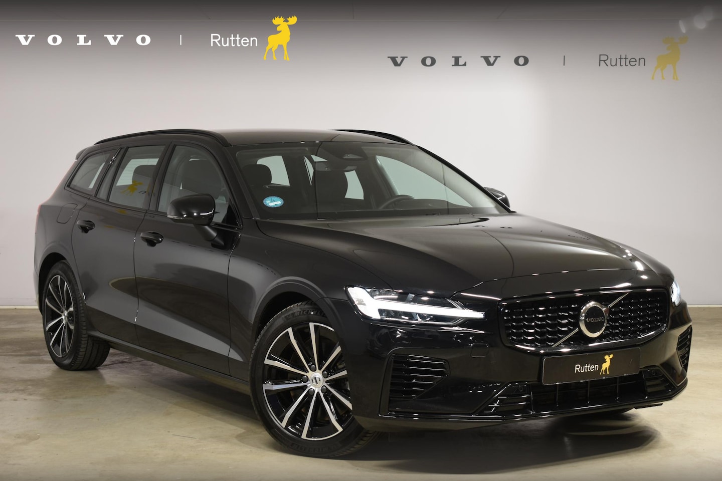 Volvo V60 - T6 350PK Automaat Plug-in Hybrid AWD Plus Dark / Navigatie / Camera / Adaptieve Cruise Con - AutoWereld.nl