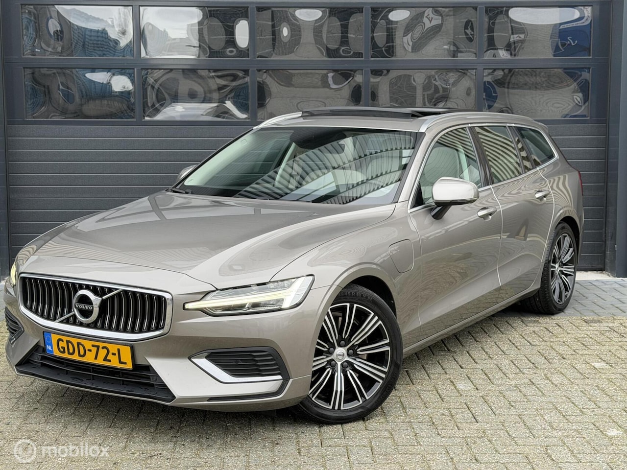 Volvo V60 - 2.0 T8 Twin Engine AWD Inscription | Pano | Leder - AutoWereld.nl