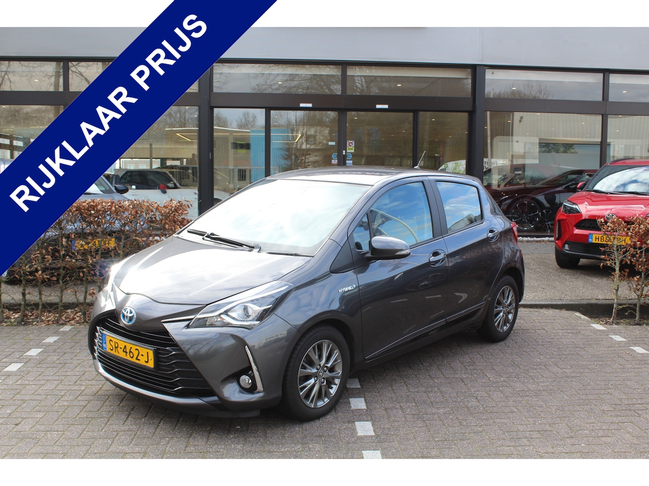 Toyota Yaris - 1.5 Hybrid Design 2e Paasdag open van 10:00 - 15:00 | Rijklaar | Navi | "Trekhaak" | Clima - AutoWereld.nl