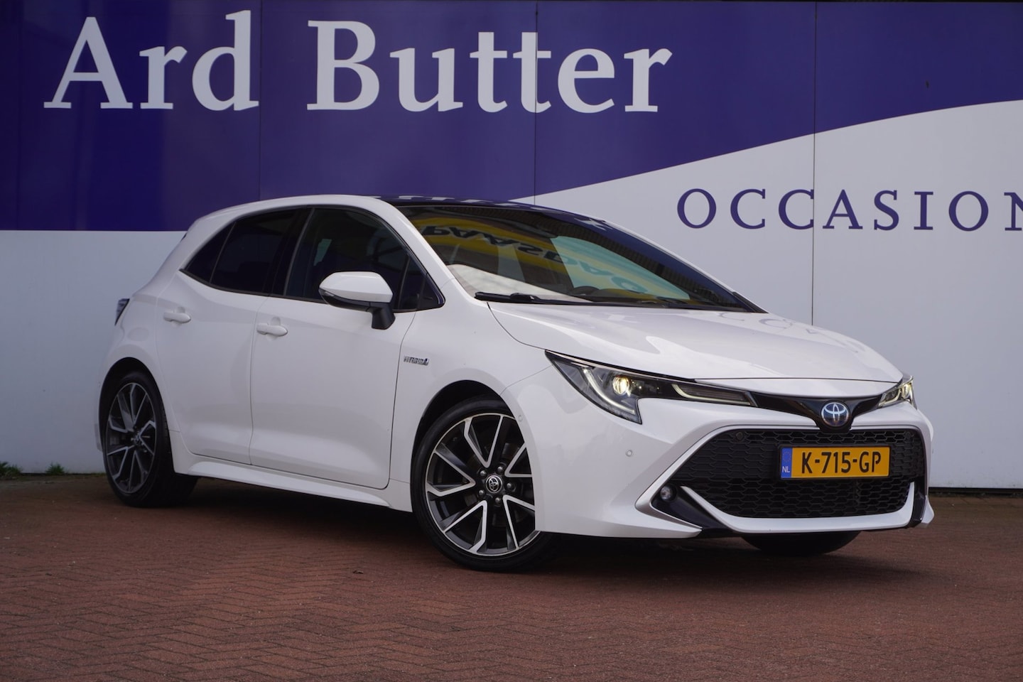 Toyota Corolla - 2.0 Hybrid Premium +JBL+Cup-Volleder+Led+panodak+stoel-verw+navi+camera+18"lmv= DECEMBER 2 - AutoWereld.nl
