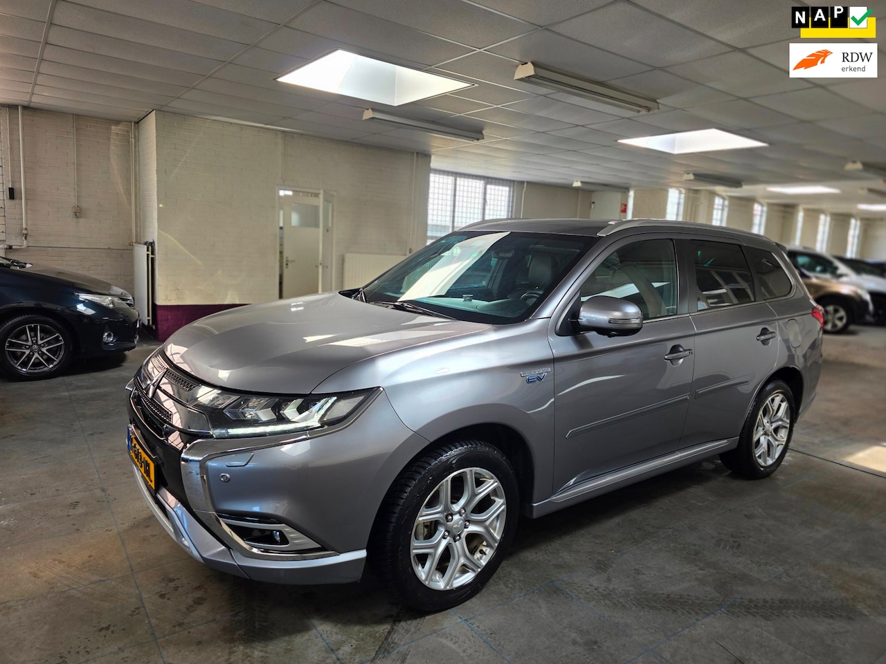 Mitsubishi Outlander - 2.4 PHEV Instyle+ 2.4 PHEV Instyle - AutoWereld.nl