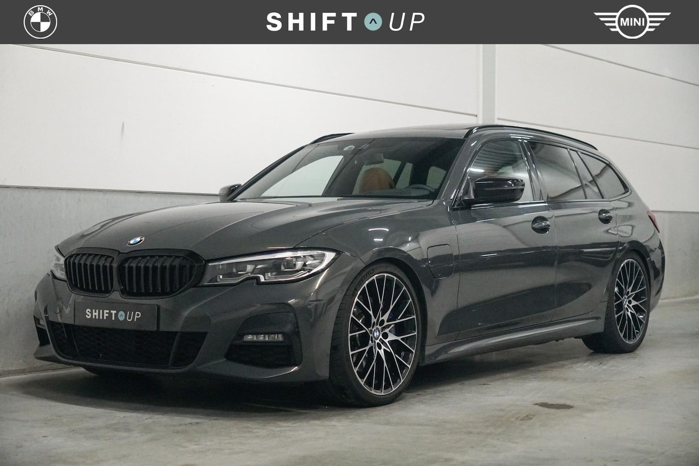 BMW 3-serie Touring - 330e M-Sport | Panoramadak | Harman Kardon | Head Up | 20" | Elektr. Trekhaak - AutoWereld.nl