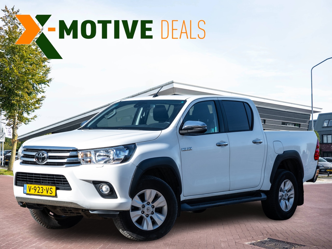 Toyota HiLux - 2.4 D-4D-F Double Cab Professional Automaat DC 5-pers! | 1 eig | Airco | Cruise | BE-trekk - AutoWereld.nl