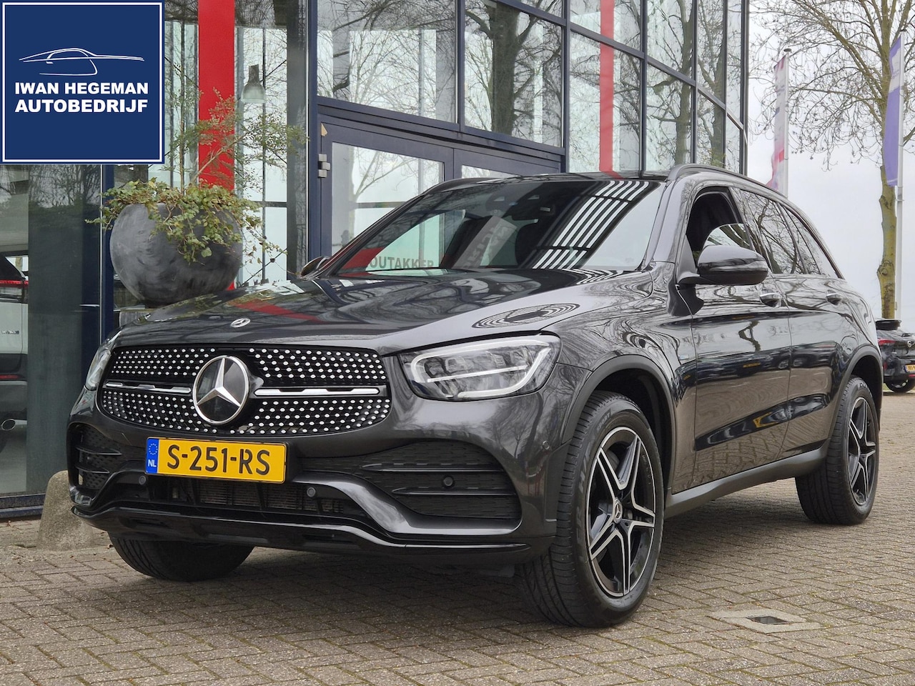 Mercedes-Benz GLC-klasse - 300e 4MATIC AMG Line | Wegkl. Trekhaak | Panoramadak | Navigatie | PDC + Camera | ECC | LM - AutoWereld.nl